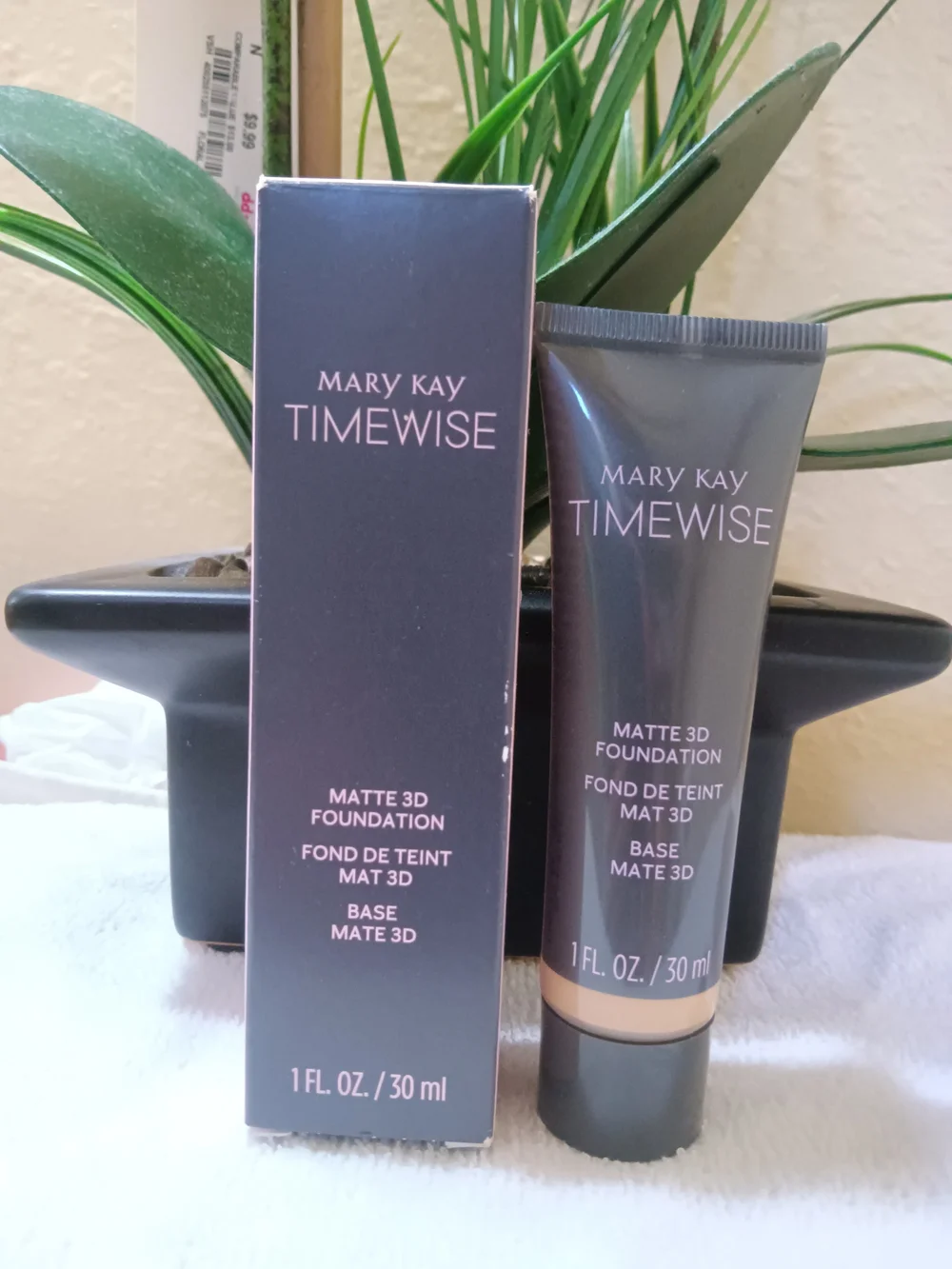 Mary Kay TimeWise Matte 3D Foundation  190- Dark Gray Tube with Beige Shade
